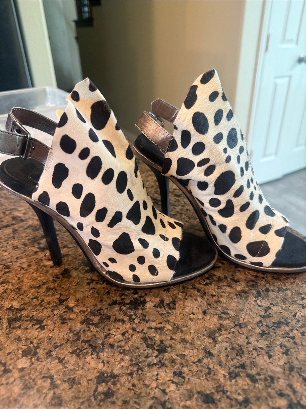 Kelsie Dagger new without tags never worn size 6 cowhide leather upper heels